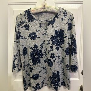 4/$20❄️ 💙🌹Soft Blue Rose Floral Keyhole Knit Top🌹💙